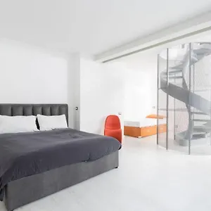 https://unique-4-storey-house-on-naviglio-4bd-4bt.it-lombardy.com